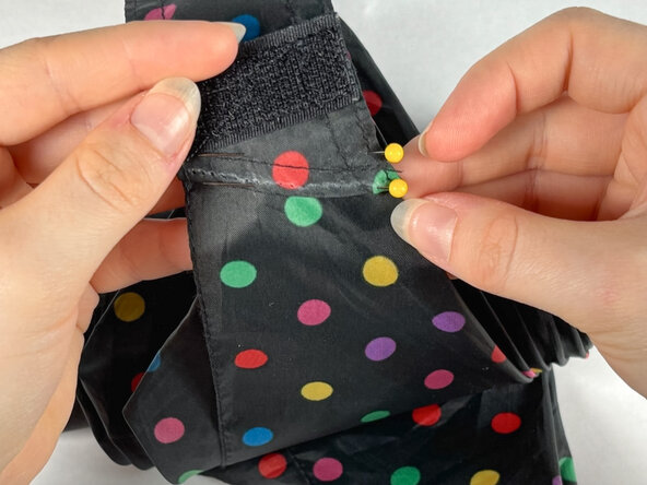 How to Reattach an Umbrella Strap: passo 5, immagine 3 di 3