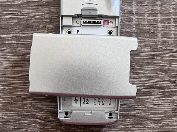 Sanyo SCP-6200 Screen Replacement, Remove the visible screws: crwdns2935265:02crwdnd2935265:02crwdnd2935265:03crwdne2935265:0