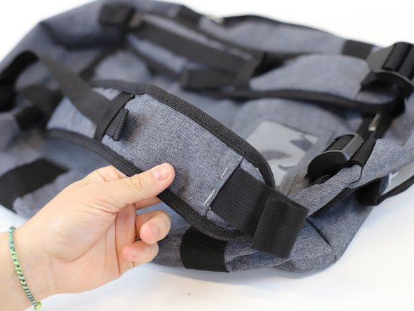 How to Fix a Broken Backpack strap, Fix the strap in place: crwdns2935265:04crwdnd2935265:03crwdnd2935265:03crwdne2935265:0