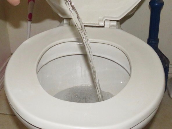 How to Unclog a Toilet Without a Plunger: crwdns2935265:03crwdnd2935265:02crwdnd2935265:02crwdne2935265:0