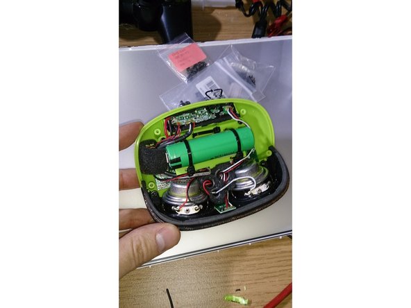 xqisit xqBeat Battery Replacement, mount the new battery: crwdns2935265:06crwdnd2935265:03crwdnd2935265:03crwdne2935265:0