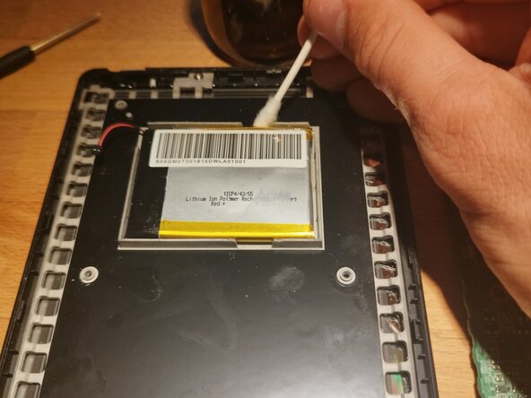 Kobo Touch (N905B) E-Reader Screen Replacement, (Optional) Remove the Battery: crwdns2935265:06crwdnd2935265:01crwdnd2935265:02crwdne2935265:0