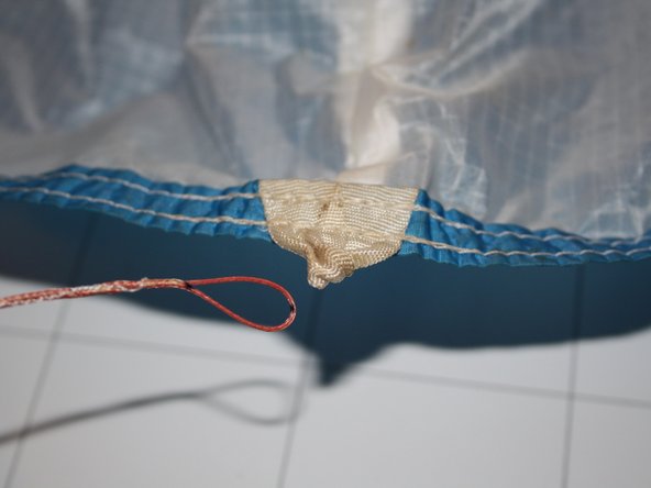 Ozone Rush 4 brake line replacement, Disconnect the line from the suspension loop on the glider: crwdns2935265:010crwdnd2935265:03crwdnd2935265:03crwdne2935265:0