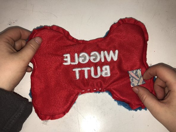 How to Repair a Ripped Dog Toy: 3 단계, 이미지 3개 중 2개