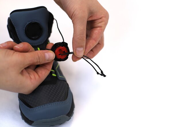 How to Replace a Dial-Lace System in a Hiking Boot, Align the lace with the dial: crwdns2935265:020crwdnd2935265:02crwdnd2935265:03crwdne2935265:0