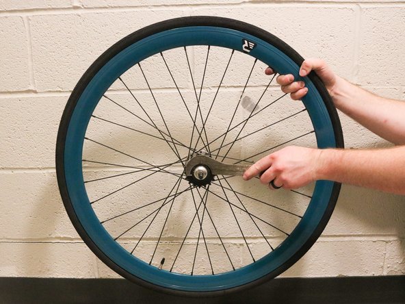 Replacing Cog and Lockring on the Rear Wheel of a Retrospec Fixed-Gear Bicycle: étape 4, image 1 de 2