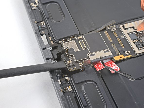 iPad Pro 11" 2nd Gen Logic Board Replacement, Pry up the logic board: crwdns2935265:080crwdnd2935265:02crwdnd2935265:03crwdne2935265:0