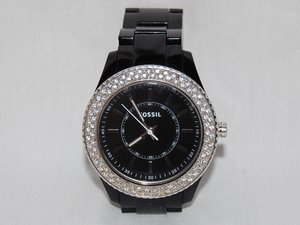 Reloj analógico Glitz de Fossil con pulsera de resina negra para mujer