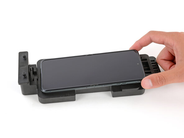 Motorola Razr+ Screen Protector Replacement, Slide the charging port holder into place: 3 단계, 이미지 3개 중 1개