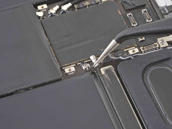 iPad Pro 11" 2nd Gen Logic Board Replacement, Disconnect the top right Wi-Fi antenna cable: crwdns2935265:059crwdnd2935265:02crwdnd2935265:02crwdne2935265:0