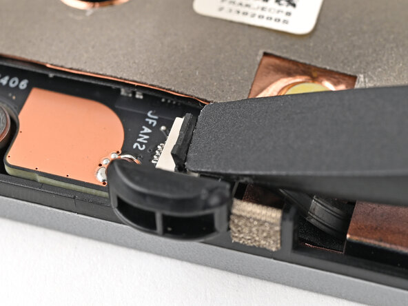 Framework Laptop 16 Graphics Module Fan Replacement, Disconnect the fan: paso 15, imagen 2 de 3