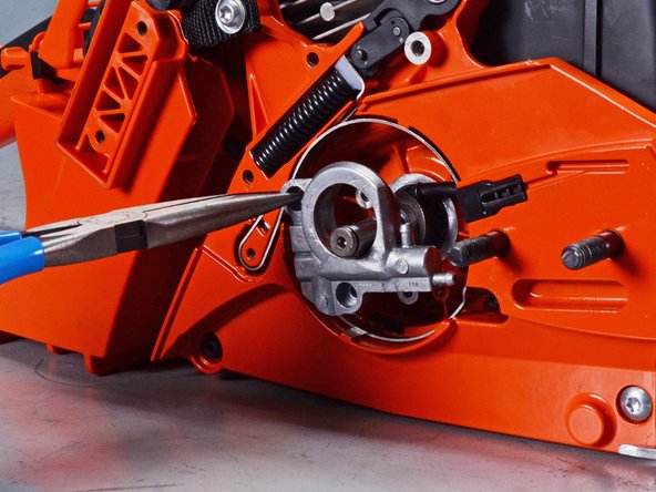 Echo Chain Saw CS590 2019 Oil System Replacement, Remove the oiler assembly: crwdns2935265:034crwdnd2935265:02crwdnd2935265:03crwdne2935265:0