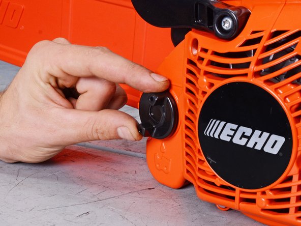 Echo Chain Saw CS590 2019 Oil System Replacement, Remove the oil cap: crwdns2935265:015crwdnd2935265:02crwdnd2935265:03crwdne2935265:0