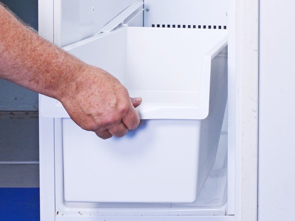 How to Test and Replace the Evaporator Fan in an Older Whirlpool Side‑By‑Side Refrigerator, Remove the bottom bin: stap 8, afbeelding 1 van 1