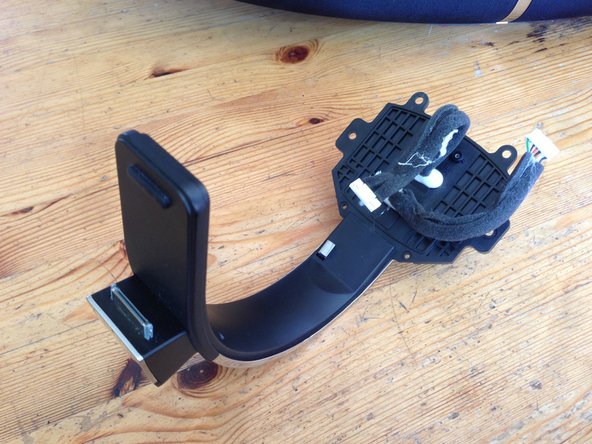 Removing Bowers and Wilkins Zeppelin Air Dock Arm: crwdns2935265:010crwdnd2935265:02crwdnd2935265:02crwdne2935265:0