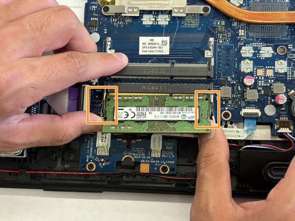 Reemplazo del RAM del HP Pavilion TPN-C125: paso 5, imagen 2 de 3