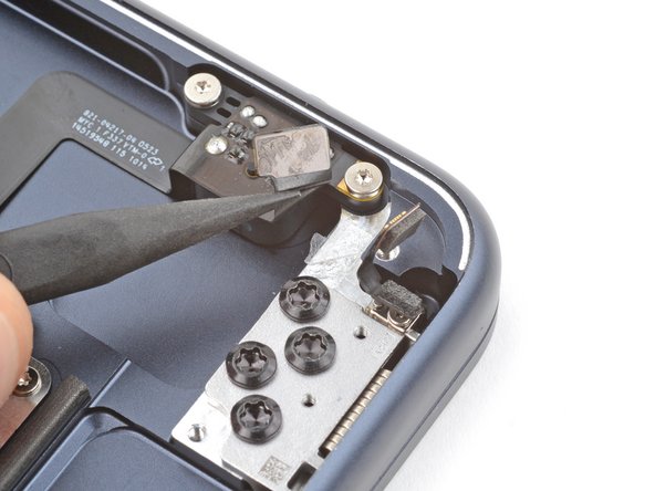 MacBook Air 15" 2024 Headphone Jack Replacement, Separate the upper and lower cable adhesive: crwdns2935265:021crwdnd2935265:02crwdnd2935265:02crwdne2935265:0