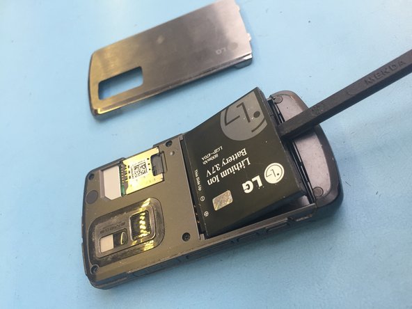 LG Shine Battery Replacement, Remove the battery: crwdns2935265:05crwdnd2935265:02crwdnd2935265:03crwdne2935265:0
