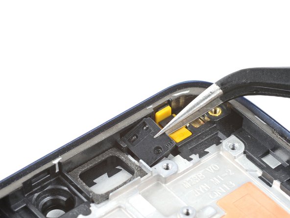Motorola Moto G Play (2021) Screen Replacement, Remove the proximity sensor bracket: crwdns2935265:036crwdnd2935265:02crwdnd2935265:03crwdne2935265:0