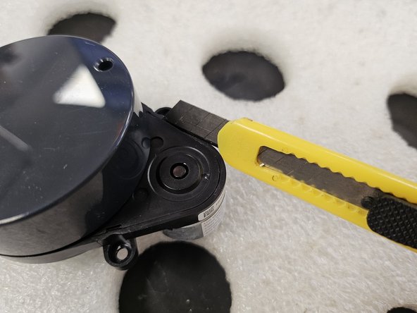 Roborock Q Revo: Laser Distance Sensor Replacement, Remove the plastic cover.: crwdns2935265:013crwdnd2935265:02crwdnd2935265:03crwdne2935265:0