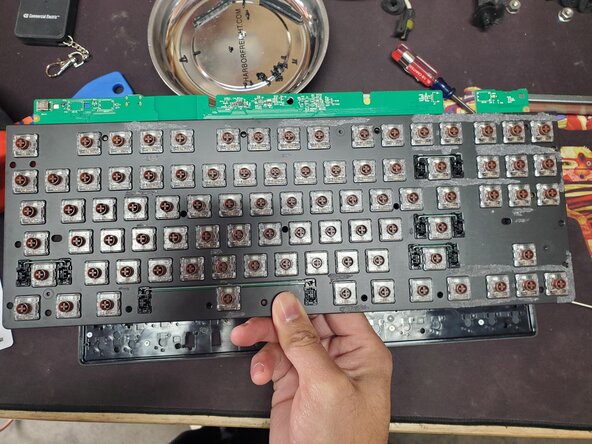 Disassembling Logitech G515 Lightspeed TKL, Remove board: adım 8, 3 resimden 3.