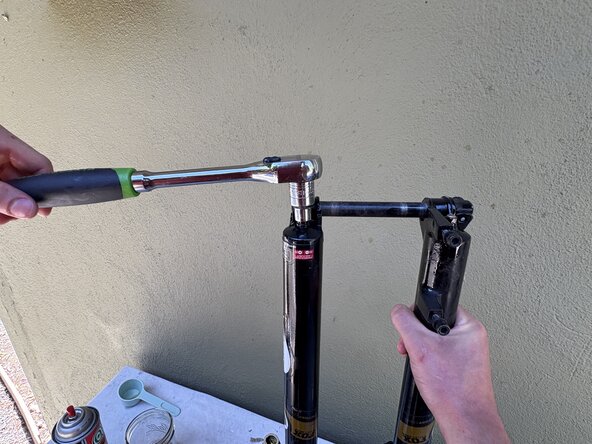 Fox32 Mountain Bike Front Air Suspension Fork Seal and Oil Replacement: étape 46, image 1 de 3