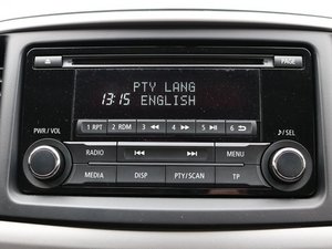 Wie man das Diagnosemenü eines Mitsubishi AM/FM-ST Electronic Tuning Radio, CD Player (DY-1MU3R45-T und DY-1MU3R45-T-2) öffnet