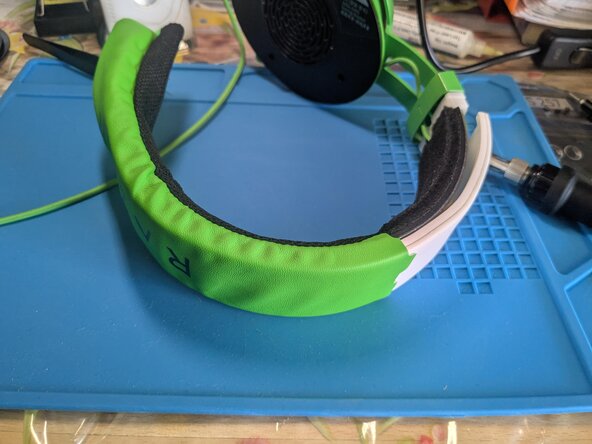 Razer Kraken (Kraken TE) Headband Replacement, Insert the new leatherette: crwdns2935265:013crwdnd2935265:02crwdnd2935265:03crwdne2935265:0