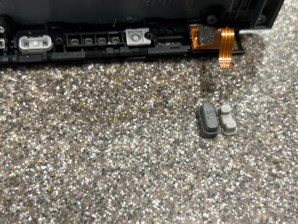 Right Joy-Con Teardown: crwdns2935265:013crwdnd2935265:02crwdnd2935265:02crwdne2935265:0