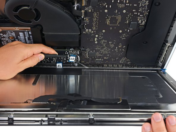 iMac Intel 21.5" EMC 2638の接着ストリップの交換: 手順 17、 3の画像 2