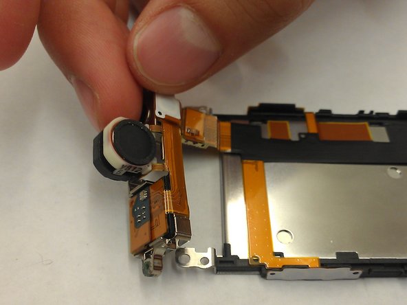 Reaching the Speaker and Camera in SONY Ericsson W890i Cell Phone: crwdns2935265:08crwdnd2935265:02crwdnd2935265:02crwdne2935265:0