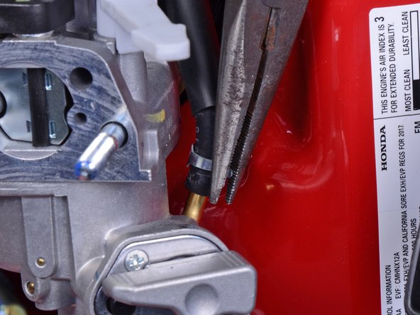 Honda FC600 Tiller Carburetor Replacement, Disconnect the Fuel Supply Hose: crwdns2935265:016crwdnd2935265:02crwdnd2935265:03crwdne2935265:0