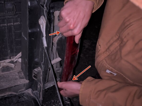 Ford F-350 Super Duty (2011–2016) Rücklicht-Gehäuse austauschen: Schritt 2, Bild 1 von 3