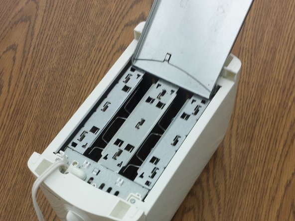 Proctor Silex® 2-Slice Extra Wide Slot Toaster Teardown, Remove Bottom: crwdns2935265:03crwdnd2935265:02crwdnd2935265:03crwdne2935265:0