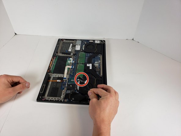 Dell XPS 15 9560 タッチパッドの交換: 手順 13、 2の画像 1