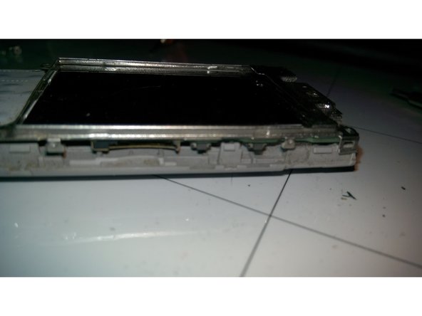 Disassembling Nokia X2-00, Removing the display: passo 6, immagine 3 di 3