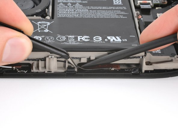 Steam Deck OLED Battery Replacement, Reposition the antenna cables: crwdns2935265:017crwdnd2935265:02crwdnd2935265:03crwdne2935265:0