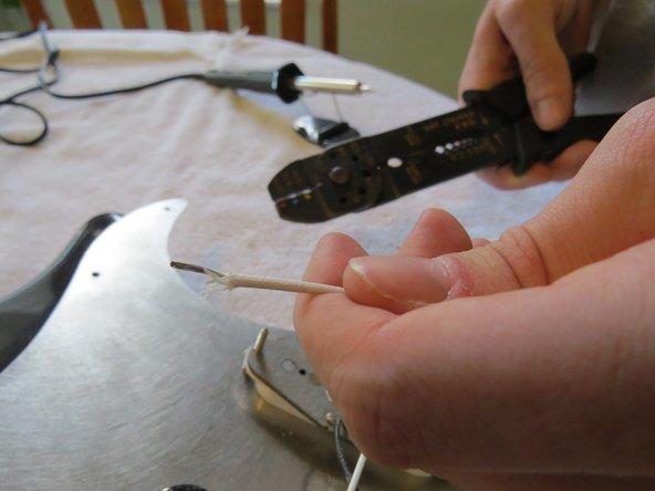 Fender Starcaster Pickups Replacement, Strip New Pickup Wire: crwdns2935265:012crwdnd2935265:02crwdnd2935265:02crwdne2935265:0