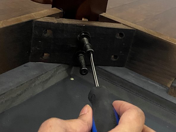 How to Reattach a Broken Table Leg: crwdns2935265:07crwdnd2935265:02crwdnd2935265:03crwdne2935265:0