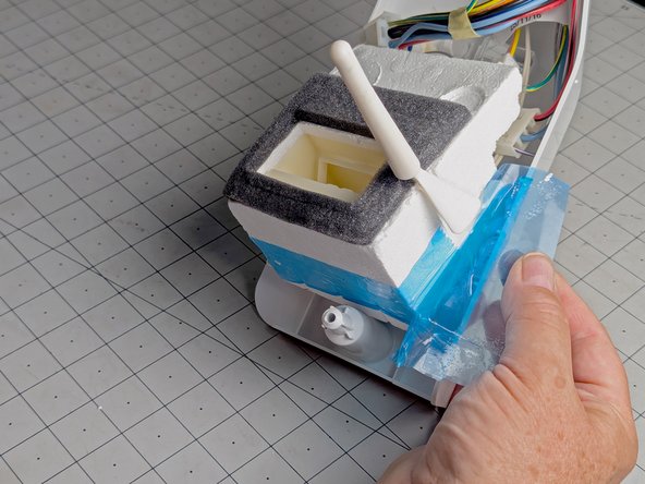 Frigidaire Side-By-Side Refrigerator Freezer Thermistor Replacement, Release the freezer thermistor: 手順 11、 3の画像 3