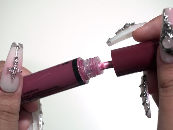 How to Repair a Broken Lip Gloss Stopper, How to Repair a Broken Lip Gloss Stopper: crwdns2935265:01crwdnd2935265:01crwdnd2935265:02crwdne2935265:0