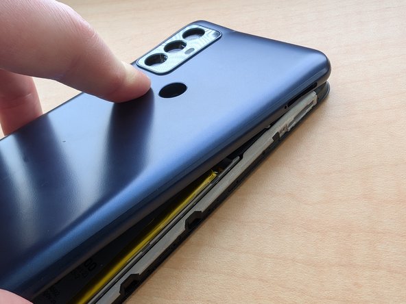 Motorola Moto G Play (2023) Teardown, Completely removing the back plate: crwdns2935265:04crwdnd2935265:02crwdnd2935265:03crwdne2935265:0