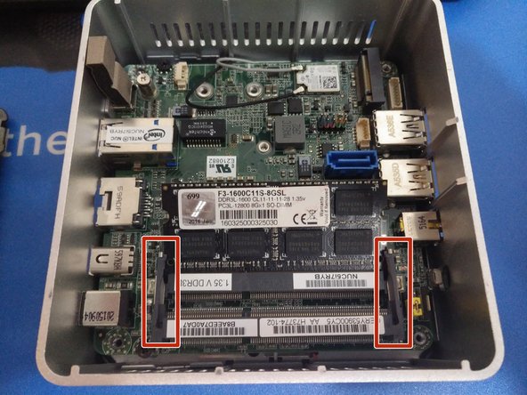 Desmontaje de Intel NUC5i7RYH, Remoción de RAM: crwdns2935265:04crwdnd2935265:02crwdnd2935265:03crwdne2935265:0