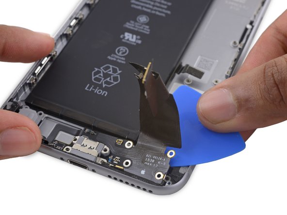 iPhone 6s Plus Lightning 接口和耳机插口: 步骤 66 中的图像 1，2