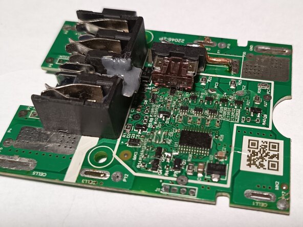 Parkside X20V 4Ah repair of broken battery contact and blown fuse, replace the fuse: passo 5, immagine 3 di 3