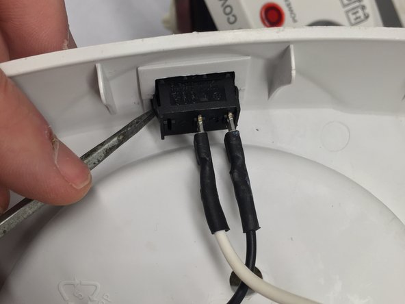 Essential Home HC-409 Teardown, Remove the switch: crwdns2935265:06crwdnd2935265:02crwdnd2935265:02crwdne2935265:0