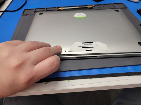 MacBook Pro 13" Two Thunderbolt Ports 2020 Touchbar Removal, Prop Up Back Panel: crwdns2935265:05crwdnd2935265:02crwdnd2935265:02crwdne2935265:0