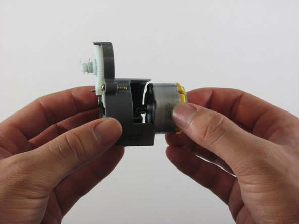 iRobot Roomba 655 Pet Series Side Brush Motor Replacement, Motor Removal: crwdns2935265:03crwdnd2935265:03crwdnd2935265:03crwdne2935265:0