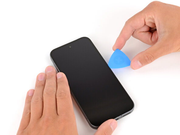 Google Pixel 9a Screen Replacement, Separate the right edge adhesive: crwdns2935265:010crwdnd2935265:02crwdnd2935265:03crwdne2935265:0