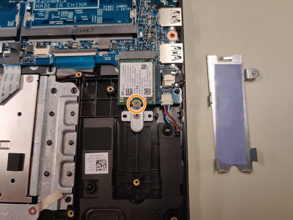 Dell latitude 3500 Teardown, Remove M.2 SSD: crwdns2935265:04crwdnd2935265:02crwdnd2935265:03crwdne2935265:0